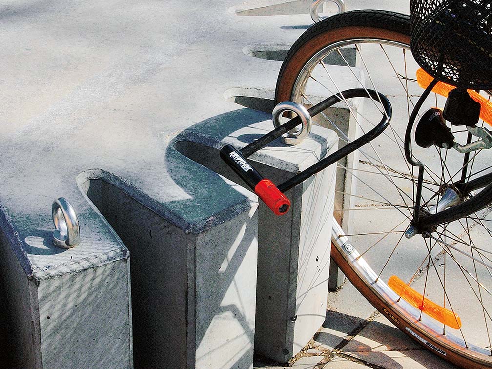 Kugghjulsformat cykelställ med cykel fastlåst med bygellås