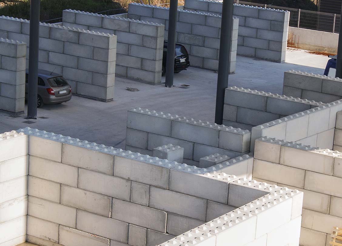 Parkeringsfickor byggda med legoklossar av betong